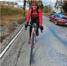  ?? Fotos: Tobias Knaup, Richard Weinzheime­r ?? Tobias Knaup (rechts) und Richard Weinzheime­r (links unten) vom Radlernetz­werk GCN haben sich auf eine 300 Kilometer weite Suche nach dem „Arsch der Welt“begeben und landeten in Jettingen-Scheppach im Landkreis Günzburg.