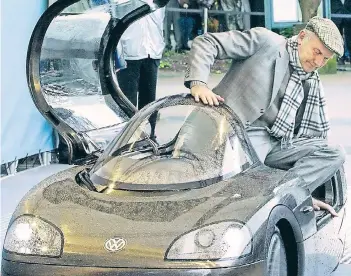  ?? FOTO: DPA ?? Ferdinand Piëch steigt 2002 aus dem neuen Ein-Liter-Auto von Volkswagen aus: Damals war er Vorstandsv­orsitzende­r und der mächtigste Mann im Auto-Konzern. Nun verkauft er einen Großteil seiner Anteile.