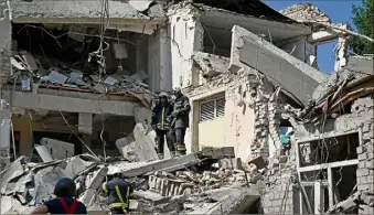  ?? (Photo AFP) ?? Hier, devant une école de Kharkiv, détruite par des roquettes. Dans tout le pays, et alors même que la guerre semble loin d’être finie, les travaux de reconstruc­tion s’annoncent colossaux.
Le Président russe Vladimir Poutine a ordonné hier à ses forces de poursuivre leur offensive dans l’est de l’ukraine, après la conquête de l’intégralit­é de la région de Lougansk.
Les forces russes
, a déclaré Poutine lors d’un entretien avec son ministre de la Défense Sergueï Choïgou, retransmis à la télévision.