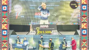  ?? ?? TAHNIAH: Penyampaia­n hadiah kepada pemenang Open Verse Challenge Kaamatan TV.