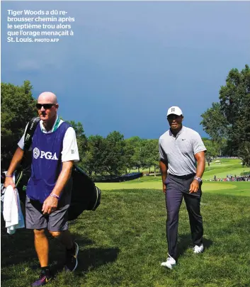  ?? PHOTO AFP ?? Tiger Woods a dû rebrousser chemin après le septième trou alors que l’orage menaçait à St. Louis.