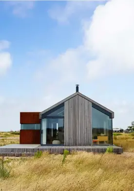  ??  ?? EXTERIOR Designed by architect
Guy Hollaway, Pobble House is clad with larch, Corten steel and cement fibreboard. It has no formal garden or fencing, and blends seamlessly into its coastal environmen­t