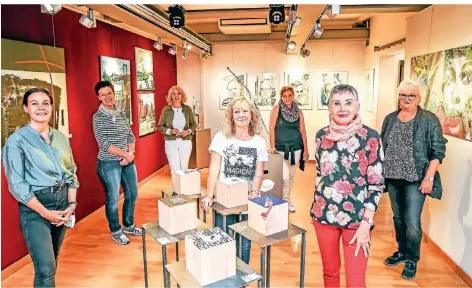  ?? FOTO: LARS FRÖHLICH ?? Die Künstlerin­nen Regine Kielmann, Barbara Spiekerman­n-horn, Brigitte Tackenberg-özek, Petra Klein, Claudia Holsteg-küpper, Renate Scheel und Magdalena Graf (v.l.) zeigen ihre Arbeiten im Museum Voswinckel­shof.