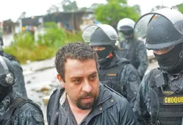  ??  ?? Guilherme Boulos, coordenado­r do MTST, é levado à delegacia