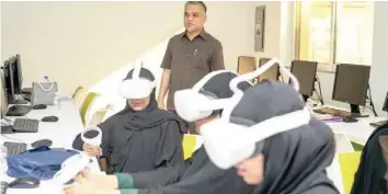  ?? ?? University of Technology and Applied Sciences-nizwa students undergo training in VR.