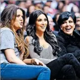  ?? WALLY SKALIJ/LOS ANGELES TIMES ?? Khloe Kardashian, from left, sister Kim and their mother, Kris, watch the Los Angeles Clippers in 2012.