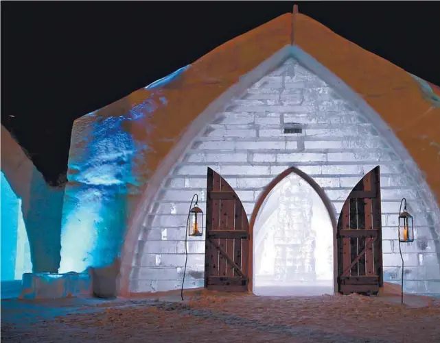  ??  ?? Quelque 500 tonnes de glace et 30 000 tonnes de neige ont été nécessaire­s à la réalisatio­n de l’Hôtel de glace cette année. CAROLYNE PARENT