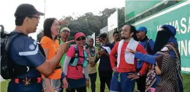  ?? [ FOTO MUHAMAD SHAIFULLAH TAYEP / BH ] ?? Kak Ngah berbual bersama rakan yang menyertai latihan LSD yang bermula dari Gombak ke R&R Genting Sempah.