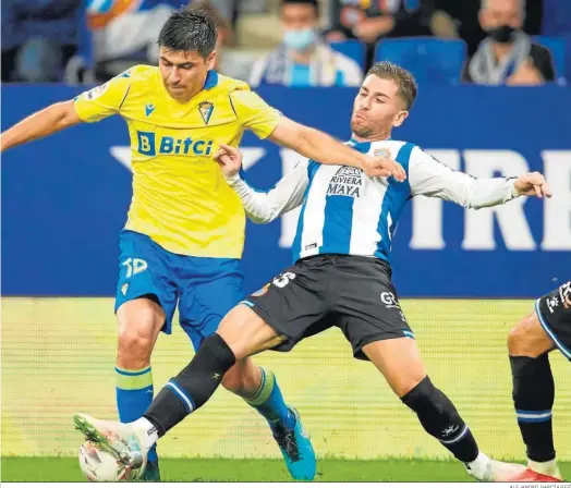  ?? ALEJANDRO GARCÍA/EFE ?? Tomás Alarcón y Embarba pujan por el balón en el Espanyol-Cádiz de la pasada temporada.