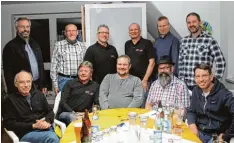  ?? Foto: Hertha Stauch ?? Foto Treff im Hause Reining Hopp: (von links, sitzend) Wolfgang Reining, Franz Käsin ger, Oliver Musch, Claudio Contartese, Peter Sendlinger. Stehend: Klaus Ammich, Paul Schorer, Harry Kraus, Udo Wüst, Stefan Willers, Johannes Litzl. Nicht alle...