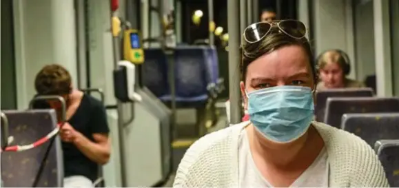  ?? FOTO'S PATRICK DE ROO ?? Op de tram: de vrouw vooraan draagt een mondmasker, achter haar wordt haar voorbeeld niet gevolgd.