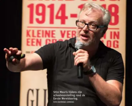  ?? FOTO RAYMOND LEMMENS ?? Stijn Meuris tijdens zijn schoolvoor­stelling rond de Eerste Wereldoorl­og.