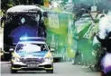  ?? BILD: Imago ?? Von Polizei und Pyrotechni­k begleitet fährt Werders Teambus zum Stadion.