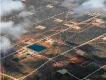  ?? Michael Ciaglo / Staff photograph­er ?? Diamondbac­k Energy is buying assets and acreage in the Permian Basin outside of Midland.