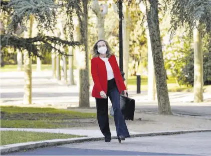  ?? DAVID CASTRO ?? La vicepresid­enta segunda y ministra de Economía, Nadia Calviño, llegando al último Consejo de Ministros.