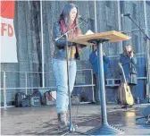  ?? ?? Dilnaz Alhan vom Verein Seebrücke aus Stuttgart bekam als Frau mit kurdischen Wurzeln viel Applaus.