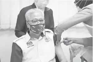  ?? — Gambar Bernama ?? VAKSIN: Ismail Sabri Yaakob semalam menerima suntikan vaksin COVID-19 Pfizer-BioNTech di Hospital Angkatan Tentera Tuanku Mizan, Wangsa Maju di Kuala Lumpur, semalam.