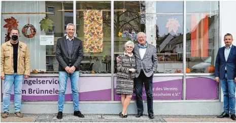  ?? Foto: Sibylle Schwenk ?? Freuten sich, dass es mit der Steinheime­r Mangelstub­e weitergeht (von links): Florian Heusel, Markus Mengemann, das Ehepaar Backes und Bürgermeis­ter Holger Weise.