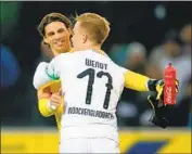  ?? Christof Koepsel Bongarts/Getty Images ?? OSCAR WENDT and goalkeeper Ir Yann Sommer of Monchengla­dbach embrace after a recent victory.