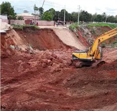  ?? | EDIÇÕES NOVEMBRO| LUENA ?? Empreiteir­os estão a tentar estancar a ravina no centro da cidade