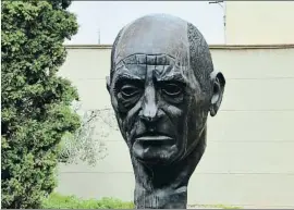 ?? JUANA BENET / EFE ?? Don Luis. Un busto del cineasta Luis Buñuel recibe a los visitantes de su centro en Calanda
