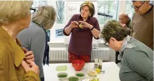  ?? Fotos (): Susanne Seide ?? Sofort von Neugierige­n umringt war Carola Sedlacek, als sie die Besucher vor dem Gang zum Buffet einlud, mit ihr Kräuterbut­ter herzustell­en.