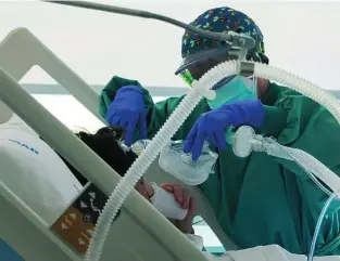  ?? REUTERS ?? En la imagen, un trabajador sanitario atiende a un joven en el hospital del Mar de Barcelona