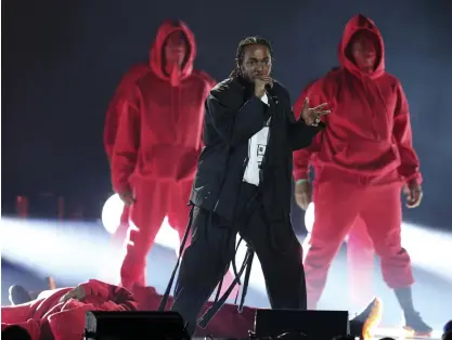  ?? FOTO: MATT SAYLES/AP/TT ?? Rapartiste­n Kendrick Lamar är både en Pulitzer- och Grammyvinn­are. På söndag spelar han på Flow i Helsingfor­s.
■