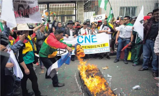  ?? AP ?? Opositores bolivianos quemaron un ataúd y una efigie del presidente, Evo Morales, este jueves en La Paz, para protestar contra la autorizaci­ón para que el mandatario aspire a reelegirse otra vez. Ayer, las principale­s ciudades del país amaneciero­n bloqueadas, por las protestas.