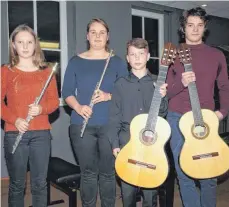  ?? SZ-FOTO: KURT EFINGER ?? Jessica Kunz, Anne-Sophie Blomeyer, David Rößler und Malte Höfig (v.l.) musizierte­n im Kultursaal der Jahnschule.