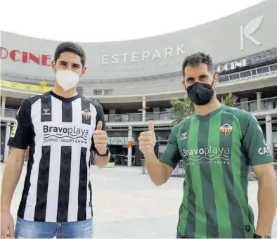  ??  ?? GABRIEL UTIEL
Javi Moyano, con la camiseta verde, fue presentado ayer junto a Bodiger en el centro comercial y de ocio Estepark. ((