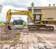  ?? FOTO: CHRISTIAN FLEMMING ?? Noch ruhen die Bagger im Eichwald, der Neubau wird erst im kommenden Sommer beginnen.