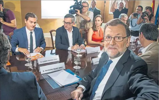  ?? DANI DUCH ?? El líder de Ciutadans, Albert Rivera, i el president del Govern espanyol en funcions, Mariano Rajoy, durant la firma del pacte