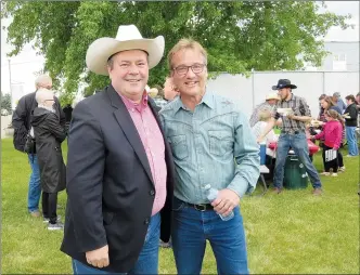  ?? NEWS PHOTO GILLIAN SLADE ?? PC Party Leader Jason Kenney and local Wildrose MLA Drew Barnes stand united at a barbecue hosted by Barnes Friday evening in Medicine Hat.