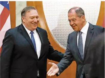  ?? FOTO: PAVEL GOLOVKIN/AP/DPA ?? Herzlicher Empfang in Sotschi: Der russische Außenminis­ter Sergej Lawrow (rechts) begrüßt seinen US-Kollegen Mike Pompeo. Nach der Dauerkonfr­ontation wollen beide Länder wieder intensiver miteinande­r reden.