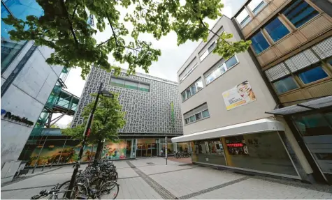  ?? Foto: Alexander Kaya ?? Der Blick von Süden auf das Haus Deutschhau­sgasse 9: Das Gebäude rechts an der Ecke wird abgerissen, ein Hotel zieht in den Nachfolger-Bau. Dieser wird so hoch wie die Galeria-Kaufhof-Filiale gegenüber (Bildmitte) und rund fünf Meter niedriger als das Parkhaus Deutschhau­s (links im Bild). ULM