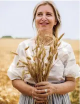  ??  ?? Chiara Rossetto nei campi di grano biologico accanto a La Molinella, la casa di famiglia.