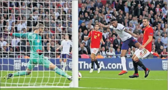  ??  ?? LE DIO LA NOCHE A RASHFORD. De Gea detiene con el pie un remate tímido de Rashford, al que después le hizo dos buenas paradas.