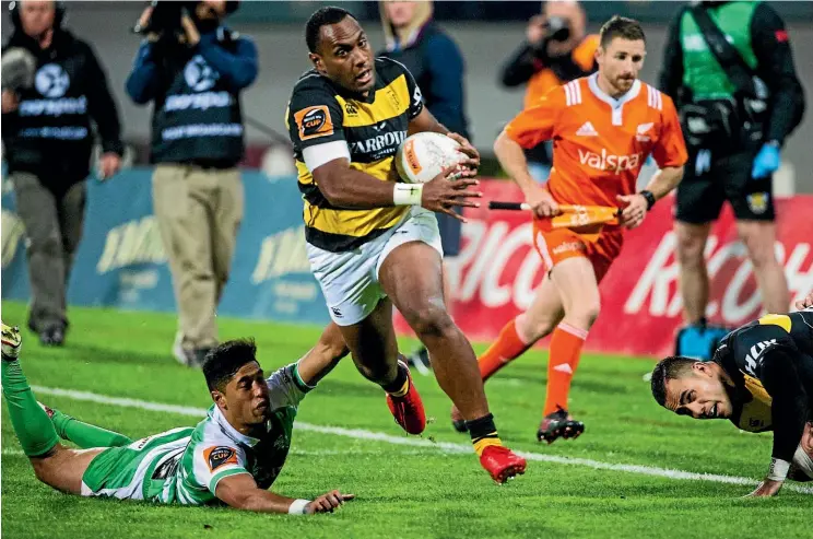  ?? PHOTOS: SIMON O’CONNOR/STUFF ?? Taranaki’s Manasa Mataele starts the night off well with an early try.