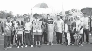  ??  ?? JUSLI (tengah) bergambar bersama maskot perbarisan cantik. Turut kelihatan ialah Guru Besar SK Sembirai, Mudin Mohamada (bertopi lebar).