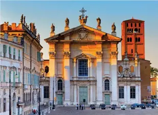  ??  ?? Glorious: The cathedral in Sordello Square, Mantua