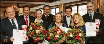  ?? Foto: von Weitershau­sen ?? Nach der Auszeichnu­ng im Bild von links: Wolfgang Piontek, Landrat Leo Schrell, Angelika von Janotta, BRK-Kreisgesch­äftsführer Stephan Härpfer, Claudia Gratzl-Schnalzger, MdL Georg Winter, Manuela Baur, Joachim Matheis.