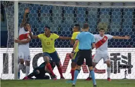  ?? AFP ?? El colombiano Yerry Mina le dio el triunfo a Perú.