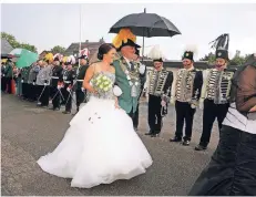  ?? RP-FOTO: MARKUS RICK. ?? König Stefan Leenen mit seiner Liebsten Katrin Hommen beim Umzug. Beim Königs-Gala-Ball hatte er um ihre Hand angehalten.