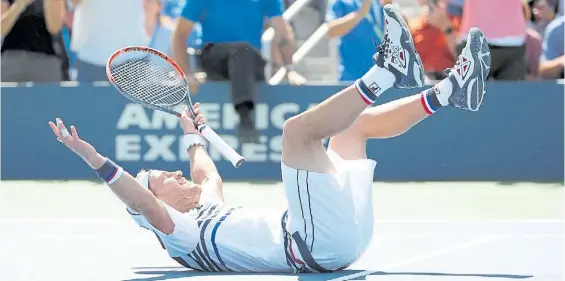  ?? AP ?? Peque. Diego Schwartzma­n “desparrama” su 1,70 metro de altura sobre la cancha. Acababa de eliminar al campeón de 2014 en cuatro sets.