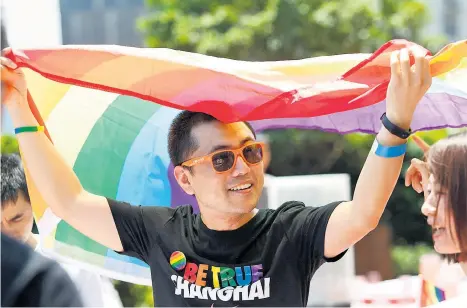  ??  ?? Auch wenn sich jährlich in Schanghai Chinas offen lebende Homosexuel­le zur Parade treffen: In dem asiatische­n Land werden Schwule und Lesben noch immer zur „Umwandlung“gezwungen. Ein Gesetz dagegen gibt es nicht – obwohl Gerichte die Therapien für...