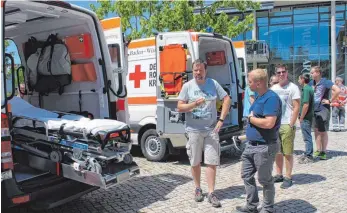  ??  ?? Besucher bestaunen und informiere­n sich über die DRK-Rettungsfa­hrzeuge.