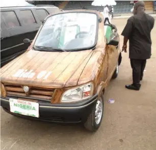  ??  ?? The wooden car