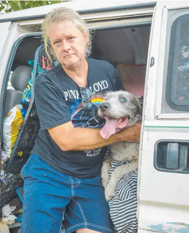  ?? CONSOLATIO­N: Scott Collins is reunited with his dog Percy after evacuating their home and losing everything. ??