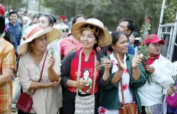  ??  ?? A supporter of Pheu Thai Party wearing t-shirt with a picture of former Prime Minister Yingluck Shinawatra attends an election campaign in Ubon Ratchathan­i Province, Thailand. — Reuters photo